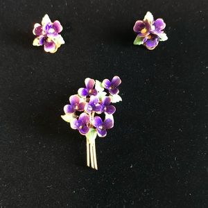 Vintage earring and pin set. Pre-owned.